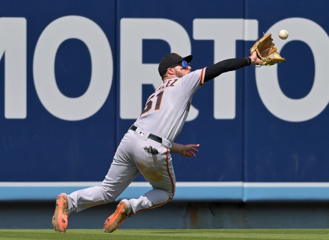 Giants outfielder Luis Gonzalez (back) out 4-to-6 weeks