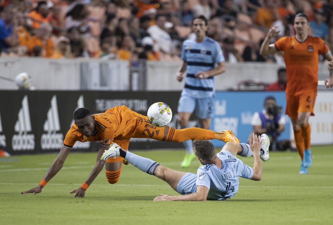 Sep 10, 2022; Houston, Texas, USA; Houston Dynamo FC forward Nelson Quinones (21) and Sporting Kansas City midfielder Uri Rosell (6) battle for the ball during the second half at PNC Stadium. Mandatory Credit: Troy Taormina-USA TODAY Sports