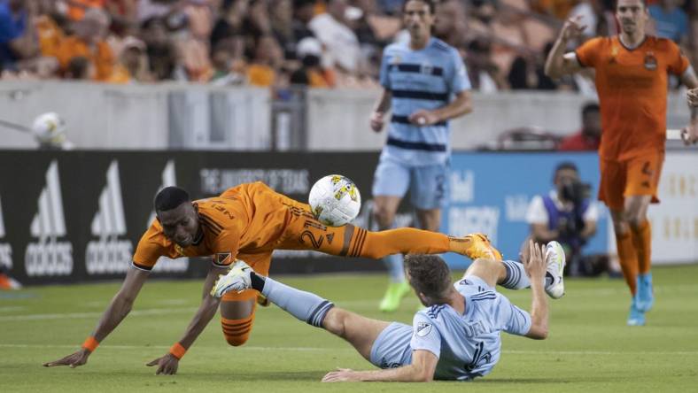 Sep 10, 2022; Houston, Texas, USA; Houston Dynamo FC forward Nelson Quinones (21) and Sporting Kansas City midfielder Uri Rosell (6) battle for the ball during the second half at PNC Stadium. Mandatory Credit: Troy Taormina-USA TODAY Sports