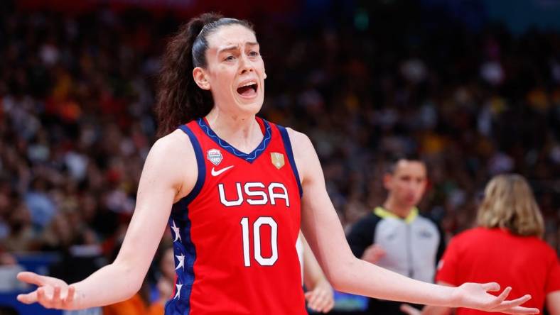 OCT 1, 2022; Sydney, AUS; Breanna Stewart (10)    in third quarter of FIBA Women's World Cup final against China at Sydney SuperDome. Mandatory Credit: Yukihito Taguchi-USA TODAY Sports