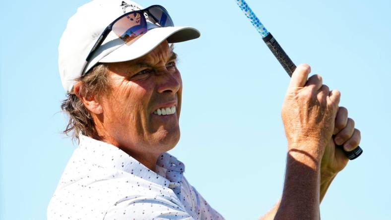 Nov 11, 2022; Phoenix, AZ, USA; Stephen Ames plays his tee shot on the first hole during round two of the Charles Schwab Cup at Phoenix Country Club.  at Phoenix Country Club. Mandatory Credit: Rob Schumacher-Arizona Republic

Golf Charles Schwab Cup Round 2