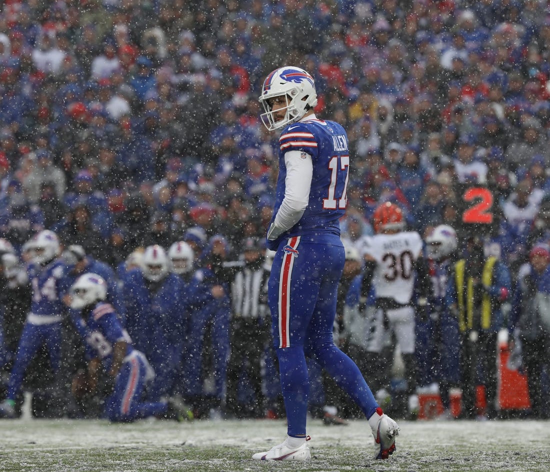 Bills Josh Allen pauses and looks off before the start of the play.

Ty 012223 Josh Allen Pause Bills