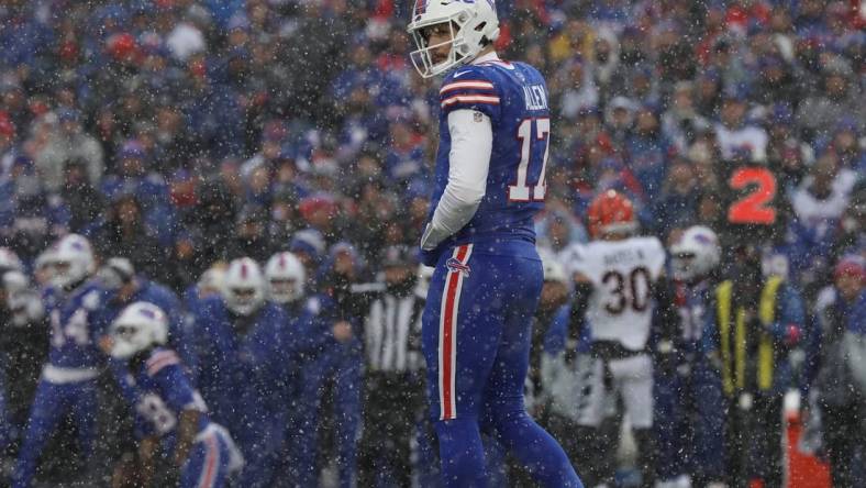 Bills Josh Allen pauses and looks off before the start of the play.

Ty 012223 Josh Allen Pause Bills