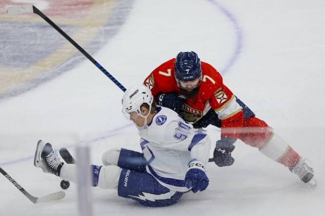 Point scores in 3rd as Lightning beat Panthers 4-1