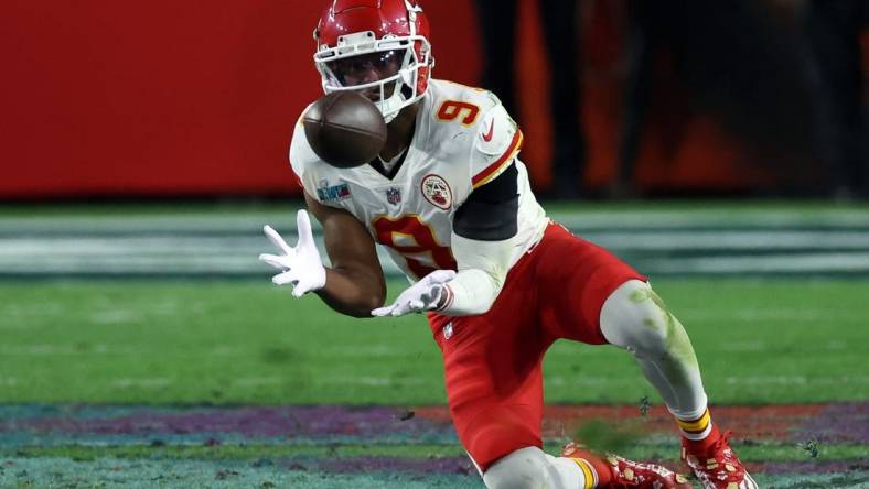 Feb 12, 2023; Glendale, Arizona, US; Kansas City Chiefs wide receiver JuJu Smith-Schuster (9) makes a catch against the Philadelphia Eagles in the fourth quarter of Super Bowl LVII at State Farm Stadium. Mandatory Credit: Bill Streicher-USA TODAY Sports