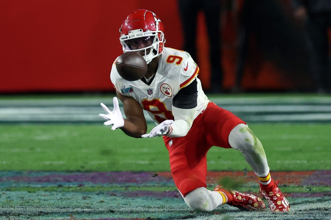 Feb 12, 2023; Glendale, Arizona, US; Kansas City Chiefs wide receiver JuJu Smith-Schuster (9) makes a catch against the Philadelphia Eagles in the fourth quarter of Super Bowl LVII at State Farm Stadium. Mandatory Credit: Bill Streicher-USA TODAY Sports