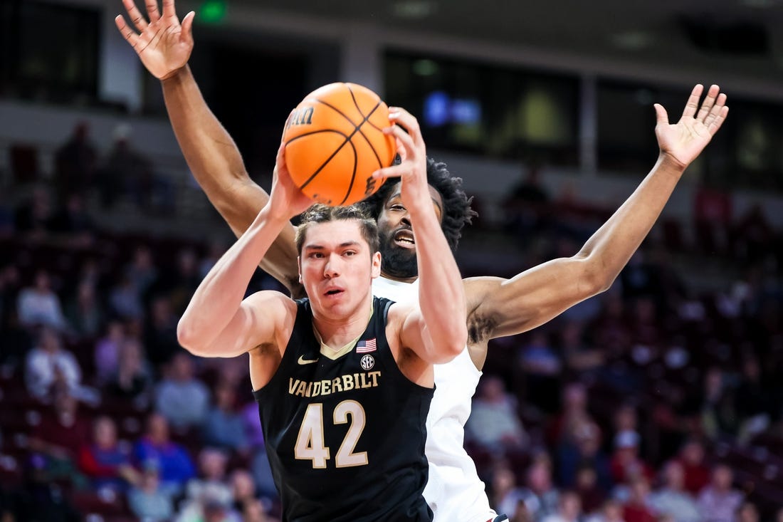 Vanderbilt tops South Carolina to pick up fourth straight SEC win