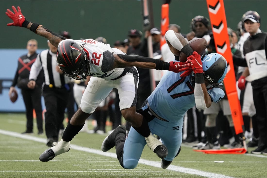 Feb 18, 2023; Arlington, TX, USA; Arlington Renegades wide receiver Jordan Smallwood (17) makes a catch as he is defended by Vegas Vipers defensive back Adam Sparks (22) during the second half at Choctaw Stadium. Mandatory Credit: Raymond Carlin III-USA TODAY Sports