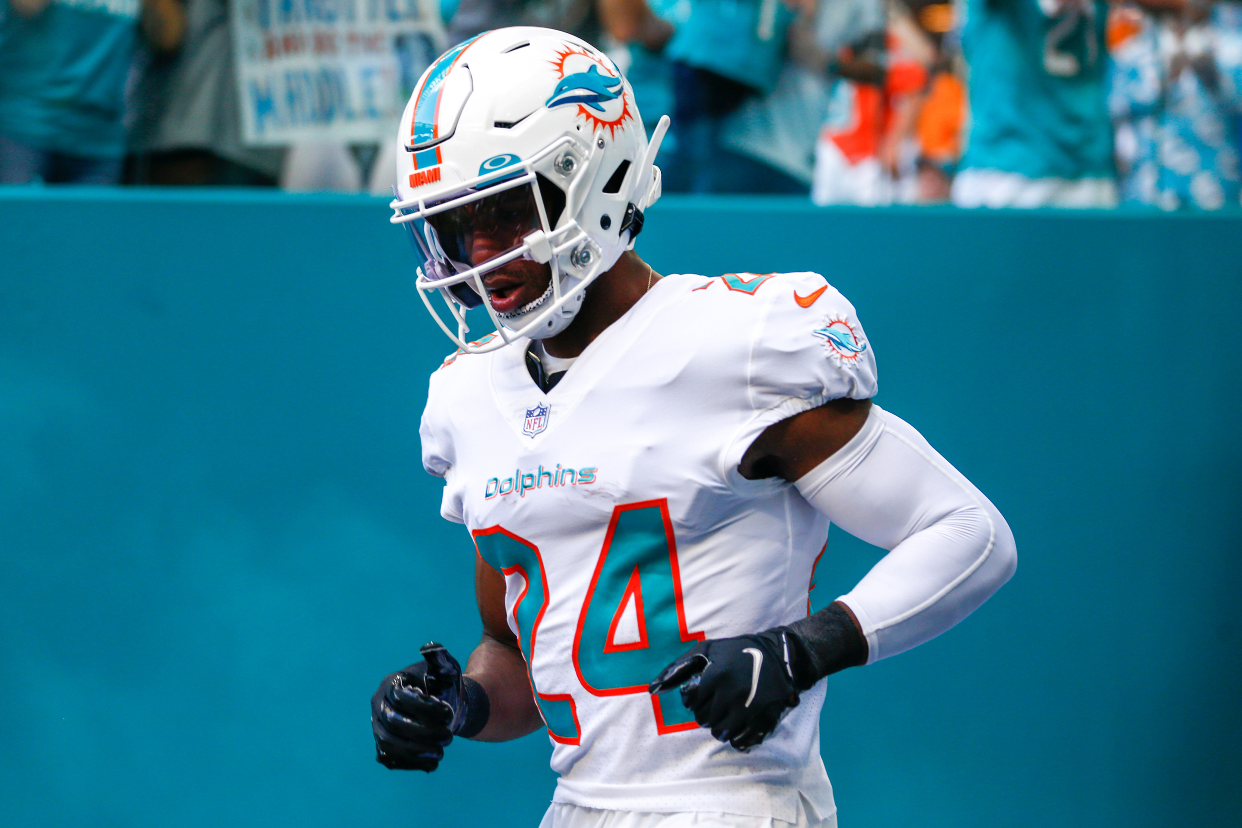 Miami Dolphins cornerback Byron Jones warns incoming prospects of