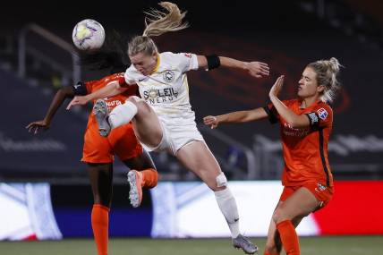 Jul 17, 2020; Herriman, Utah, USA; Houston Dash forward Nichelle Prince (8) and Utah Royals FC forward Amy Rodriguez (8) battle for the ball in the second half at Zions Bank Stadium. Mandatory Credit: Jeffrey Swinger-USA TODAY Sports