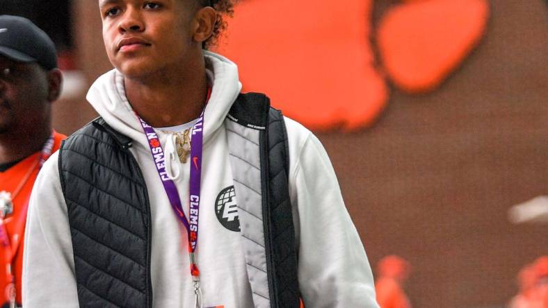 Jadyn Davis of Providence Day High School visits before the game with NC State at Memorial Stadium in Clemson, South Carolina Saturday, October 1, 2022.

Ncaa Football Clemson Football Vs Nc State Wolfpack