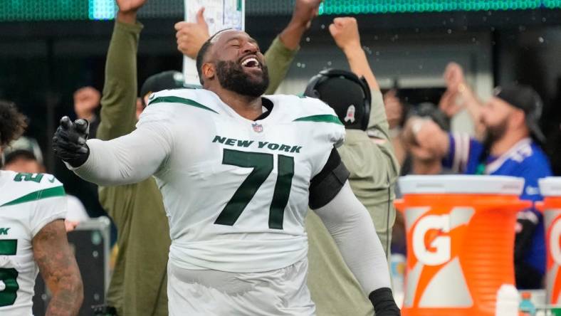 Nov 6, 2022; East Rutherford, NJ, USA; 
New York Jets offensive tackle Duane Brown (71) celebrates the Jets taking over to ice the game in the 4th quarter against the Bills at MetLife Stadium. Mandatory Credit: Robert Deutsch-USA TODAY Sports