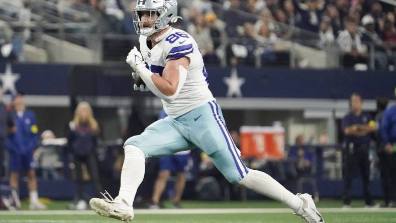 Dec 11, 2022; Arlington, Texas, USA; Dallas Cowboys tight end Dalton Schultz (86) runs after the catch against the Houston Texans during the second quarter at AT&T Stadium. Mandatory Credit: Raymond Carlin III-USA TODAY Sports