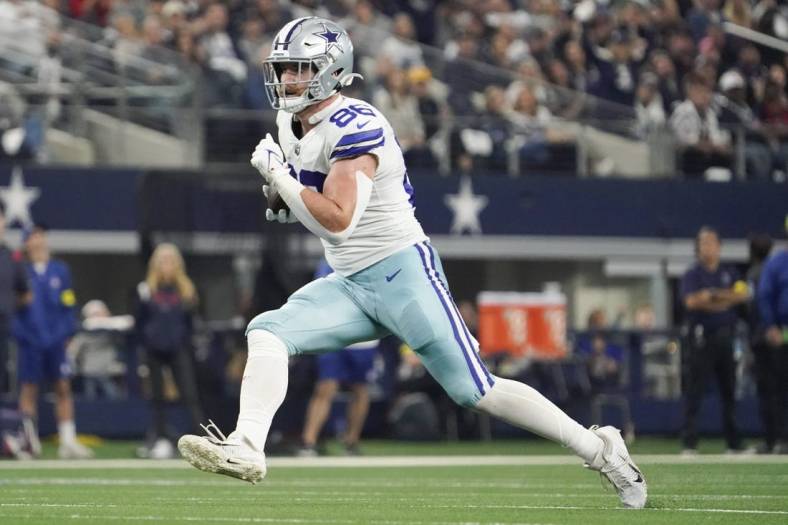 Dec 11, 2022; Arlington, Texas, USA; Dallas Cowboys tight end Dalton Schultz (86) runs after the catch against the Houston Texans during the second quarter at AT&T Stadium. Mandatory Credit: Raymond Carlin III-USA TODAY Sports