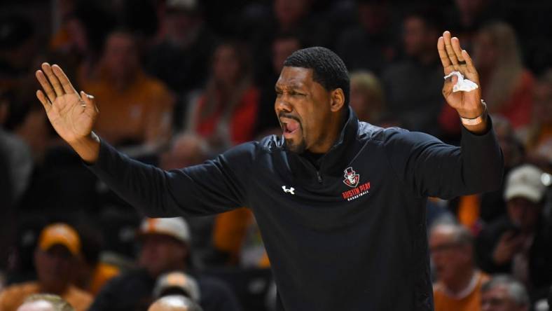 Austin Peay head coach Nate James yells to players during a NCAA college basketball game between the Tennessee Vols and the Austin Peay Governors in Knoxville, Tenn. on Wednesday, December 21, 2022.

Volsaustinpeay1221 0319