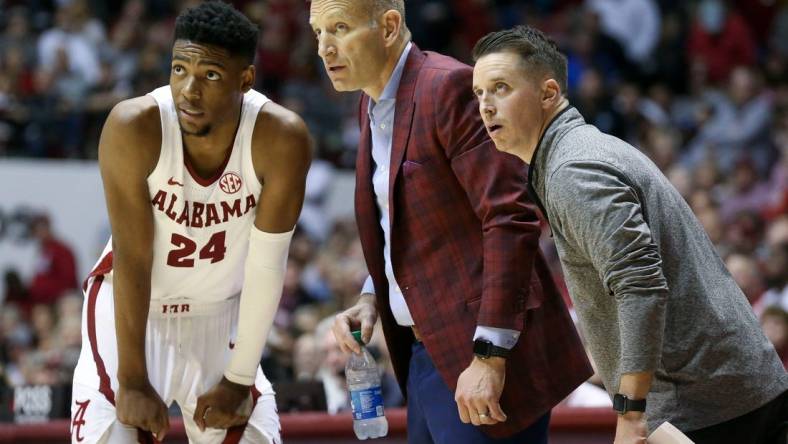 Jan 7, 2023; Tuscaloosa, AL, USA;  Alabama forward Brandon Miller (24) talks with Alabama head coach Nate Oats and assistant coach Charlie Henry at Coleman Coliseum. Alabama defeated Kentucky 78-52.

Ncaa Basketball Alabama Crimson Tide Vs Kentucky Wildcats