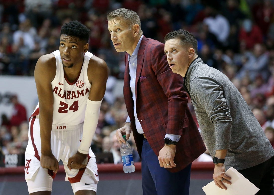 Jan 7, 2023; Tuscaloosa, AL, USA;  Alabama forward Brandon Miller (24) talks with Alabama head coach Nate Oats and assistant coach Charlie Henry at Coleman Coliseum. Alabama defeated Kentucky 78-52.

Ncaa Basketball Alabama Crimson Tide Vs Kentucky Wildcats