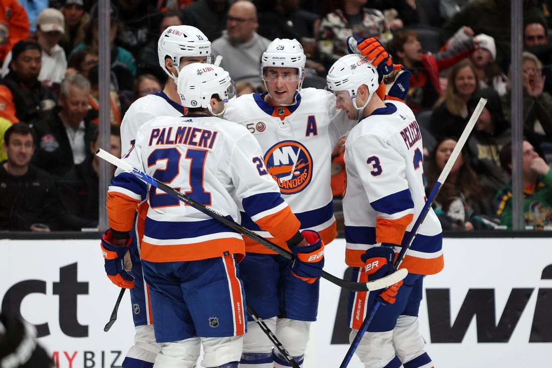 Kyle Palmieri's 4-point effort sends Isles past Ducks