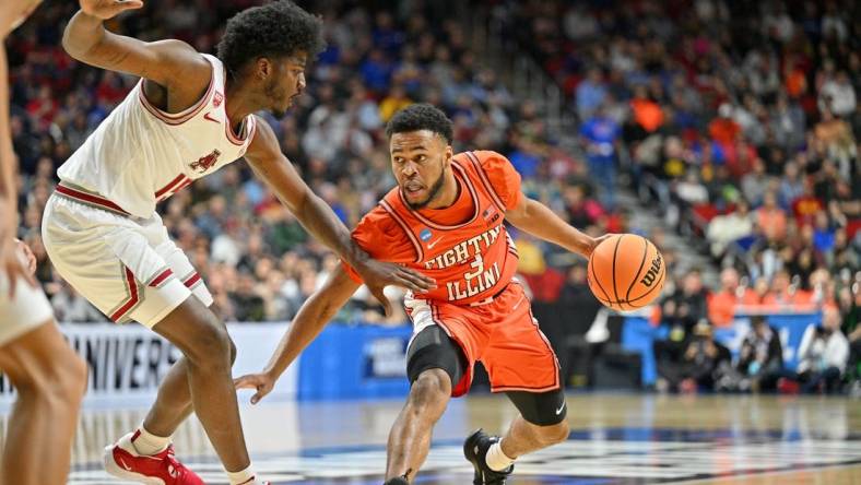 Mar 16, 2023; Des Moines, IA, USA; Illinois Fighting Illini guard Jayden Epps (3) dribbles the ball against Arkansas Razorbacks forward Makhi Mitchell (15) during the first half at Wells Fargo Arena. Mandatory Credit: Jeffrey Becker-USA TODAY Sports