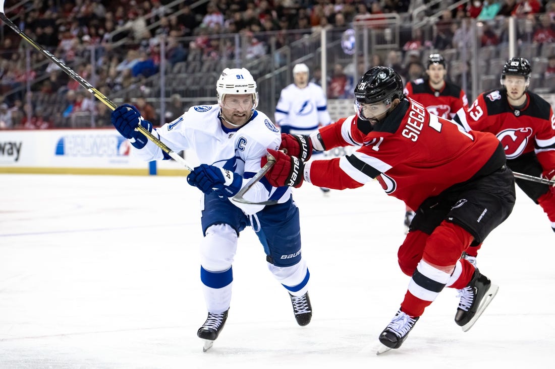 Stamkos scores twice, Lightning beat Devils 4-3 in shootout