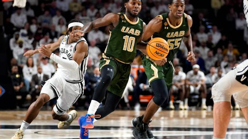 UAB guard Jordan Walker (10) advances up the court with the ball against Vanderbilt during the second half of an NIT quarterfinal game at Memorial Gym in Nashville, Tenn., Wednesday, March 22, 2023.

Vandynit 032223 An 022