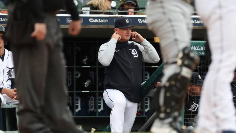 Detroit Tigers manager AJ Hinch signals to baserunners during action against the Chicago White Sox, Friday, April 8, 2022, at Comerica Park.

Tigers Chiwht