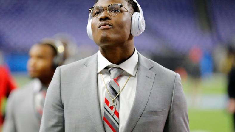 Ohio State Buckeyes quarterback Dwayne Haskins Jr. (7) walks the field after arriving at Lucas Oil Stadium before their game against Northwestern Wildcats in the Big Ten Championship game in Indianapolis, Ind on December 1, 2018.

Osu18b10 Kwr 02