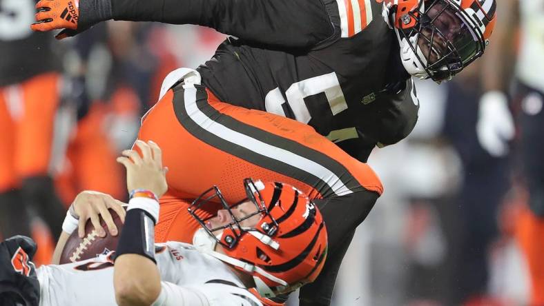 Browns linebacker Deion Jones celebrates as he gets up after sacking Bengals quarterback Joe Burrow during the second half Monday, Oct. 31, 2022, in Cleveland.

Brownsbengalsmnf 19