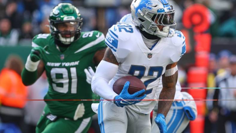 Dec 18, 2022; East Rutherford, New Jersey, USA; Detroit Lions running back D'Andre Swift (32) runs with the ball against the New York Jets during the first half at MetLife Stadium. Mandatory Credit: Ed Mulholland-USA TODAY Sports