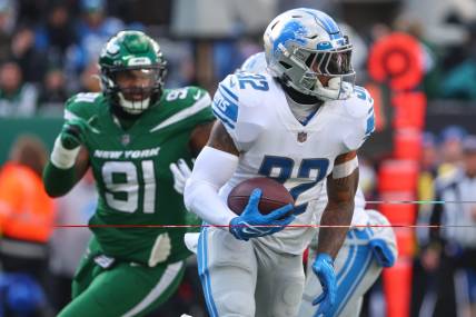 Dec 18, 2022; East Rutherford, New Jersey, USA; Detroit Lions running back D'Andre Swift (32) runs with the ball against the New York Jets during the first half at MetLife Stadium. Mandatory Credit: Ed Mulholland-USA TODAY Sports