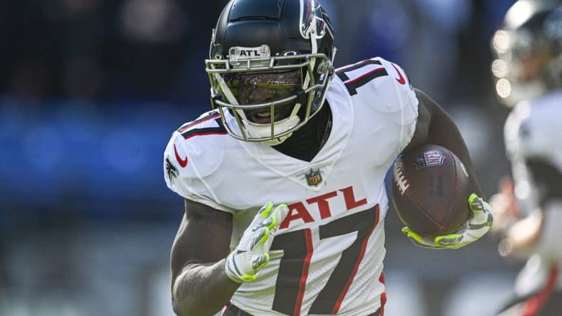 Dec 24, 2022; Baltimore, Maryland, USA; Atlanta Falcons wide receiver Olamide Zaccheaus (17) runs on a hand off during the first half against the Baltimore Ravens at M&T Bank Stadium. Mandatory Credit: Tommy Gilligan-USA TODAY Sports