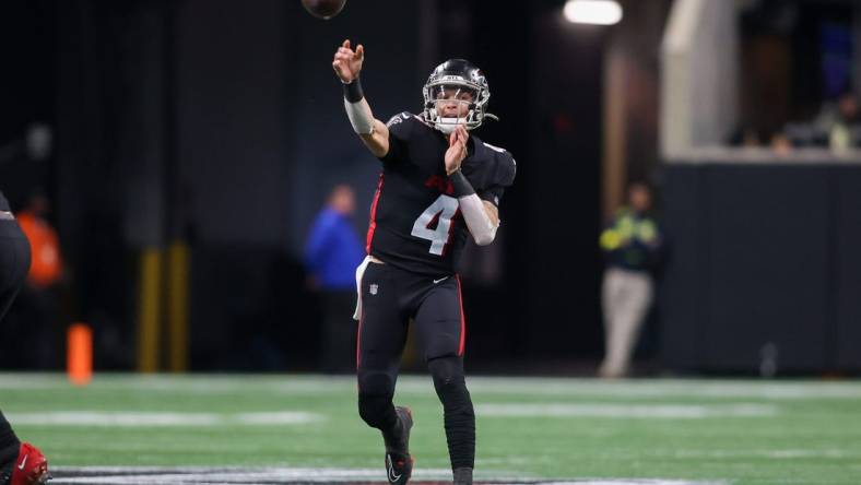 Jan 8, 2023; Atlanta, Georgia, USA; Atlanta Falcons quarterback Desmond Ridder (4) throws a pass against the Tampa Bay Buccaneers in the second half at Mercedes-Benz Stadium. Mandatory Credit: Brett Davis-USA TODAY Sports