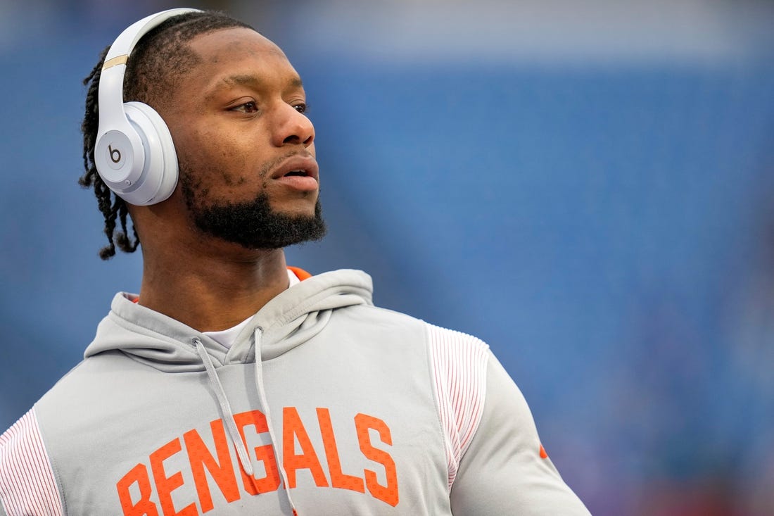 Cincinnati Bengals running back Joe Mixon (28) throws passes with fans during warmups before the NFL divisional playoff football game between the Cincinnati Bengals and the Buffalo Bills, Sunday, Jan. 22, 2023, at Highmark Stadium in Orchard Park, N.Y.

Cincinnati Bengals At Buffalo Bills Afc Divisional Jan 22 73

Syndication The Enquirer