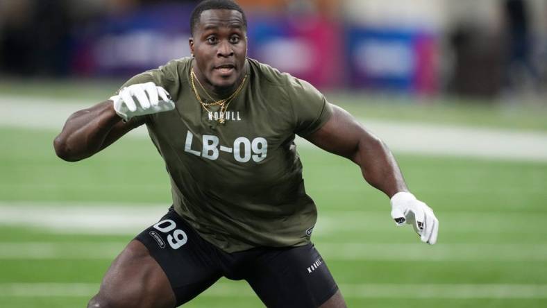 Mar 2, 2023; Indianapolis, IN, USA; Auburn linebacker Derick Hall (LB09) participates in drills during the NFL Combine at Lucas Oil Stadium. Mandatory Credit: Kirby Lee-USA TODAY Sports