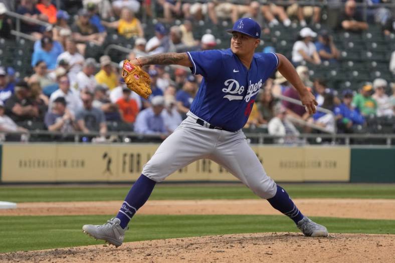 Dodgers recall lefty Victor Gonzalez, DFA pitcher Jake Reed