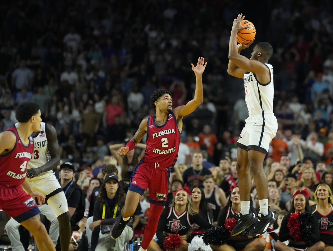 Apr 1, 2023; Houston, TX, USA; San Diego State Aztecs guard Lamont Butler (5) scores the game-winning basket over Florida Atlantic Owls guard Nicholas Boyd (2) in the semifinals of the Final Four of the 2023 NCAA Tournament at NRG Stadium. Mandatory Credit: Robert Deutsch-USA TODAY Sports