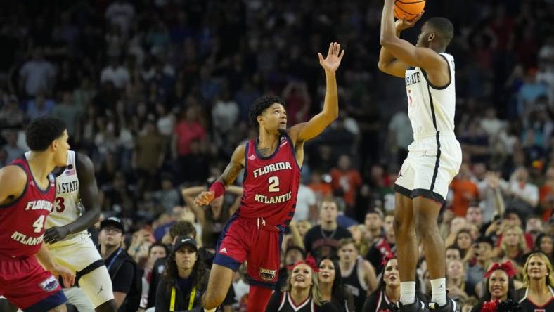 Apr 1, 2023; Houston, TX, USA; San Diego State Aztecs guard Lamont Butler (5) scores the game-winning basket over Florida Atlantic Owls guard Nicholas Boyd (2) in the semifinals of the Final Four of the 2023 NCAA Tournament at NRG Stadium. Mandatory Credit: Robert Deutsch-USA TODAY Sports