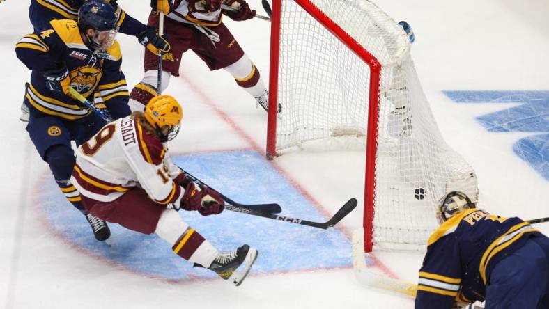 Apr 8, 2023; Tampa, Florida, USA; Minnesota forward John Mittelstadt (19) scores a goal against Quinnipiac in the first period during the national championship game of the 2023 Frozen Four college ice hockey tournament at Amalie Arena. Mandatory Credit: Nathan Ray Seebeck-USA TODAY Sports