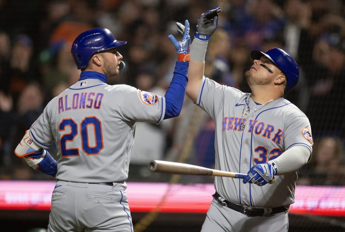 New York Mets' Pete Alonso celebrates a home run with Daniel