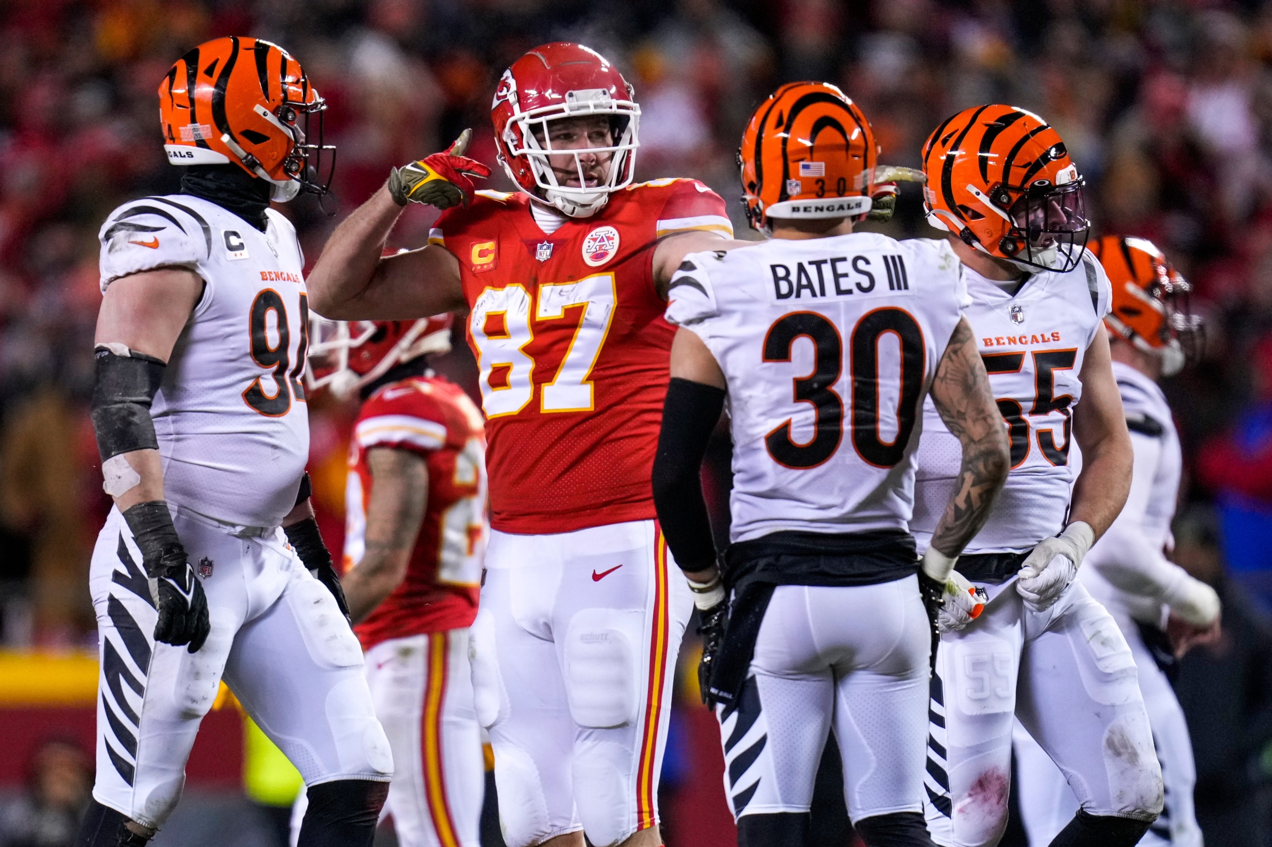 Chiefs lose OT Brown, Jr. to Bengals