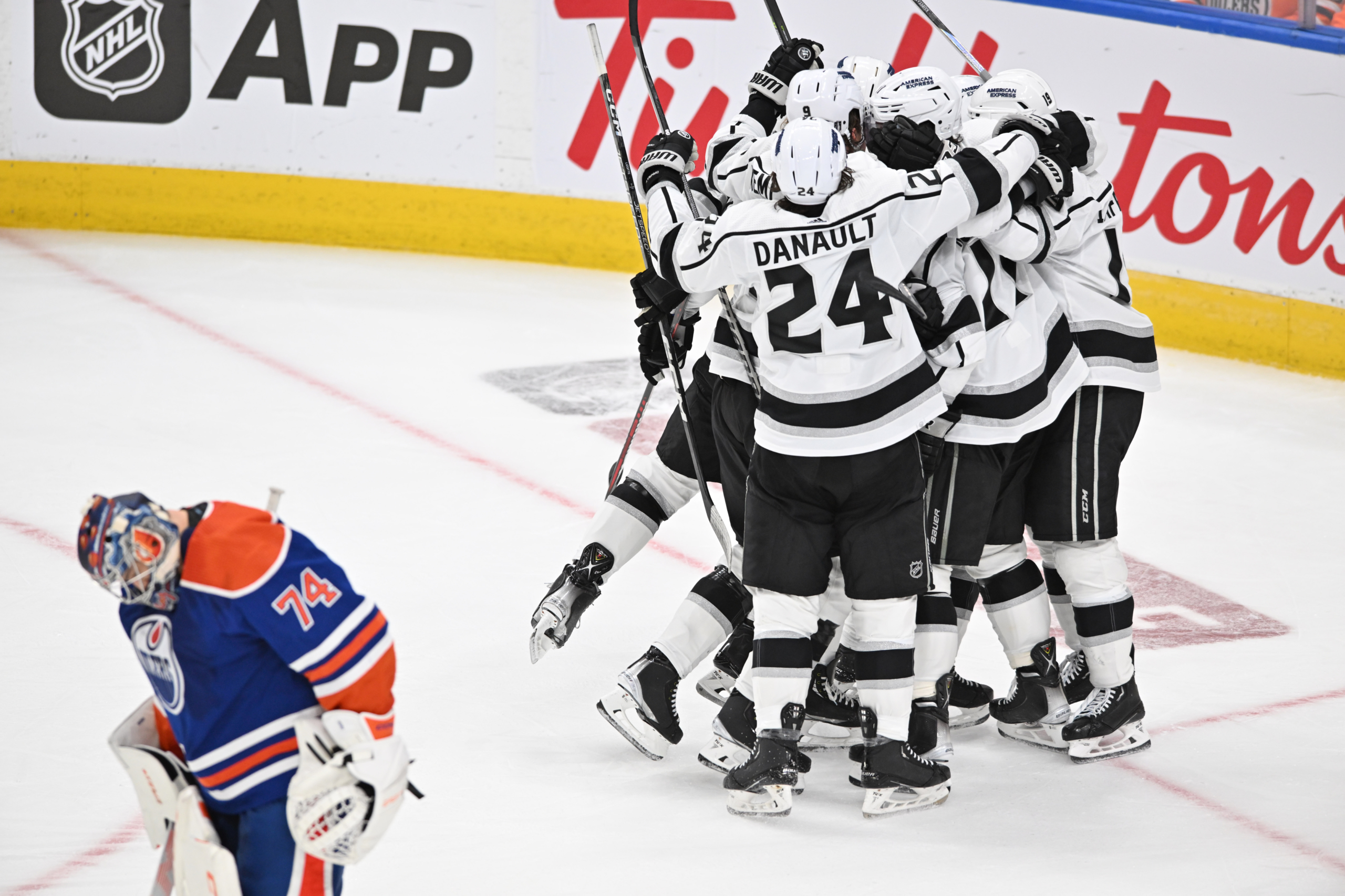 Edmonton Oilers down L.A. Kings 2-0, advance to second round of