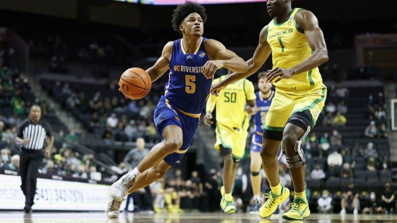 Dec 1, 2021; Eugene, Oregon, USA; UC Riverside Highlanders guard Zyon Pullin (5) drives to the basket against Oregon Ducks center N'Faly Dante (1) during the second half at Matthew Knight Arena. Mandatory Credit: Soobum Im-USA TODAY Sports