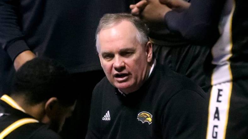 Southern Miss head coach Jay Ladner in a huddle in the second half of the game against MTSU on Saturday, Jan. 22, 2022, at MTSU's Monte Hale Arena in Murphy Center in Murfreesboro, Tenn.

18 Mtsu V Sourthern Miss Basketball