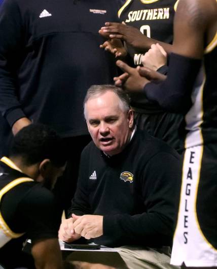 Southern Miss head coach Jay Ladner in a huddle in the second half of the game against MTSU on Saturday, Jan. 22, 2022, at MTSU's Monte Hale Arena in Murphy Center in Murfreesboro, Tenn.

18 Mtsu V Sourthern Miss Basketball