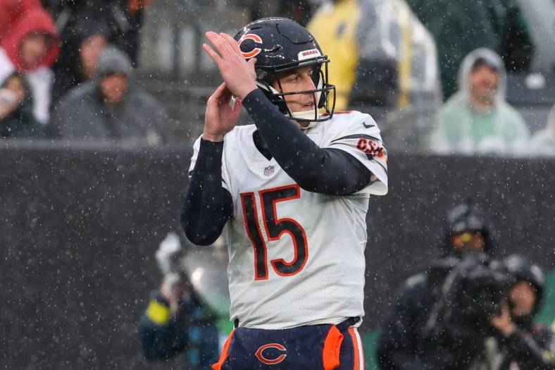 Nov 27, 2022; East Rutherford, New Jersey, USA; Chicago Bears quarterback Trevor Siemian (15) calls timeout against the New York Jets during the second half at MetLife Stadium. Mandatory Credit: Ed Mulholland-USA TODAY Sports