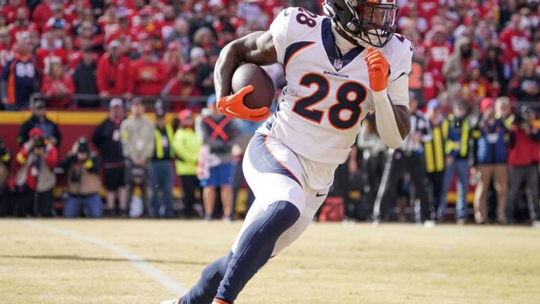 Jan 1, 2023; Kansas City, Missouri, USA; Denver Broncos running back Latavius Murray (28) runs the ball against the Kansas City Chiefs during a game at GEHA Field at Arrowhead Stadium. Mandatory Credit: Denny Medley-USA TODAY Sports