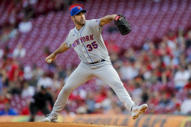 Reds score four runs in first inning to beat Mets