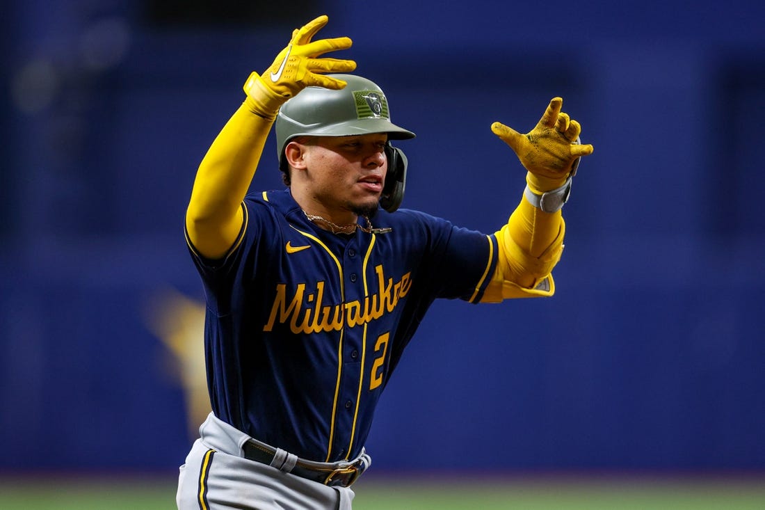 Willy Adames does Randy Arozarena pose after home run