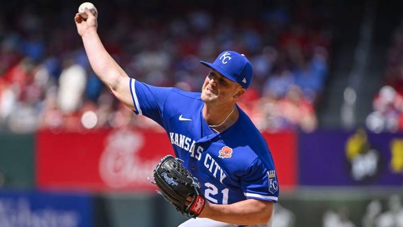 May 29, 2023; St. Louis, Missouri, USA;  Kansas City Royals relief pitcher Mike Mayers (21) pitches against the St. Louis Cardinals during the seventh inning at Busch Stadium. Mandatory Credit: Jeff Curry-USA TODAY Sports