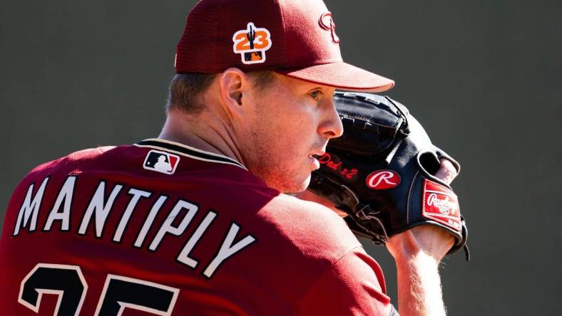 Arizona Diamondbacks pitcher Joe Mantiply (35) throws in the bullpen during the first day of spring training workouts at Salt River Fields in Scottsdale on Feb. 15, 2023.

Mlb Diamondbacks First Workout